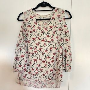 Medium long sleeve blouse with shoulder peep.